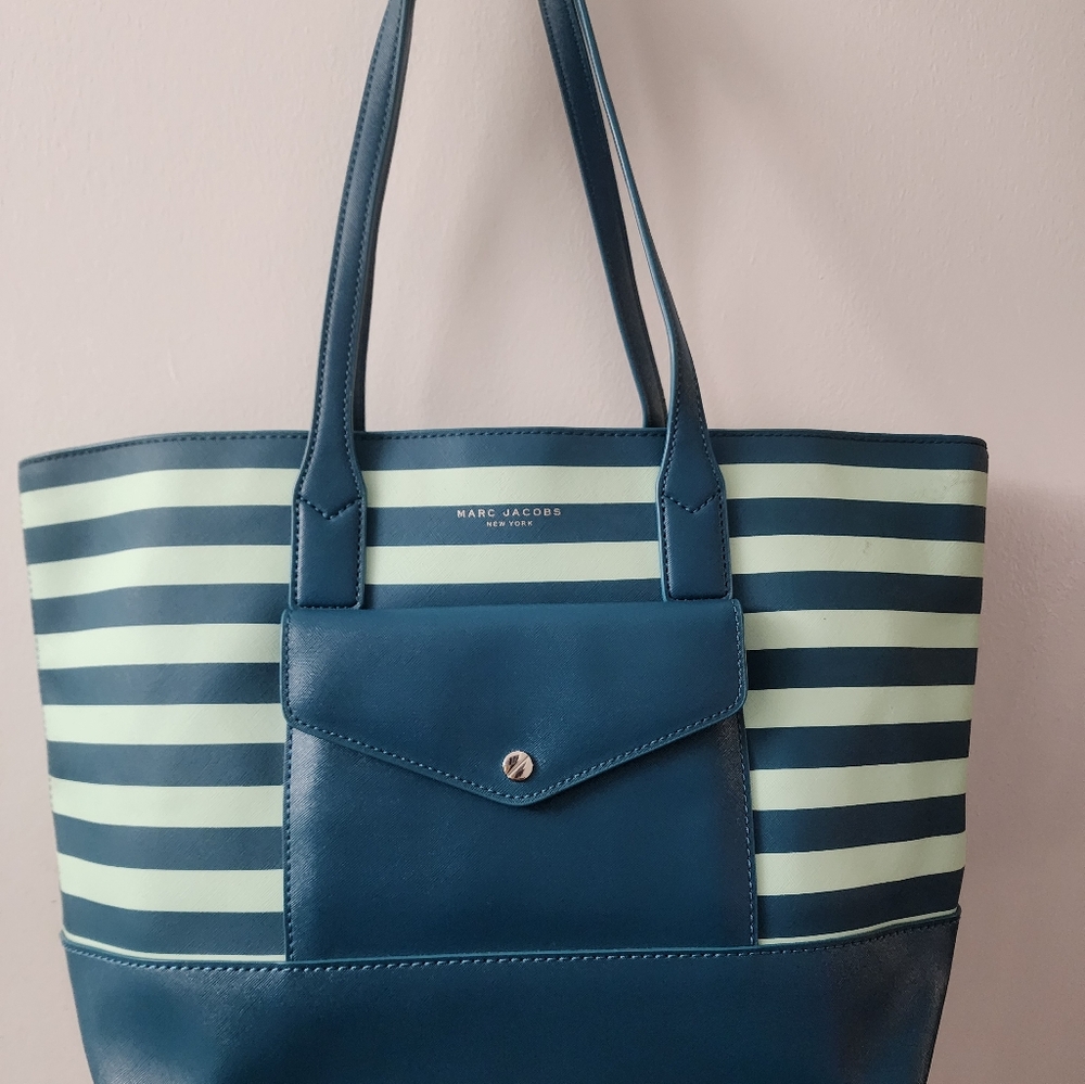 MARC JACOB TOTE LEATHER   FRONT POCKET SNAP CLOSURE BACK POCKET
